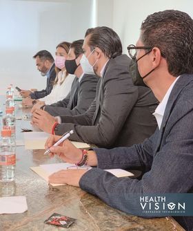 Puede ser una imagen de una o varias personas y personas sentadas