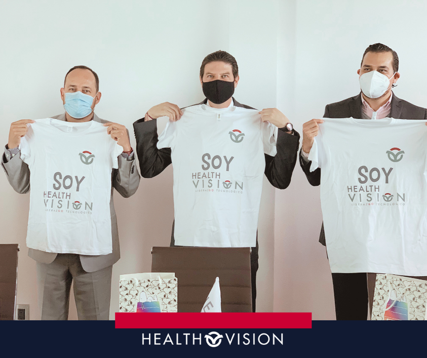 Puede ser una imagen de una o varias personas, personas de pie y texto
